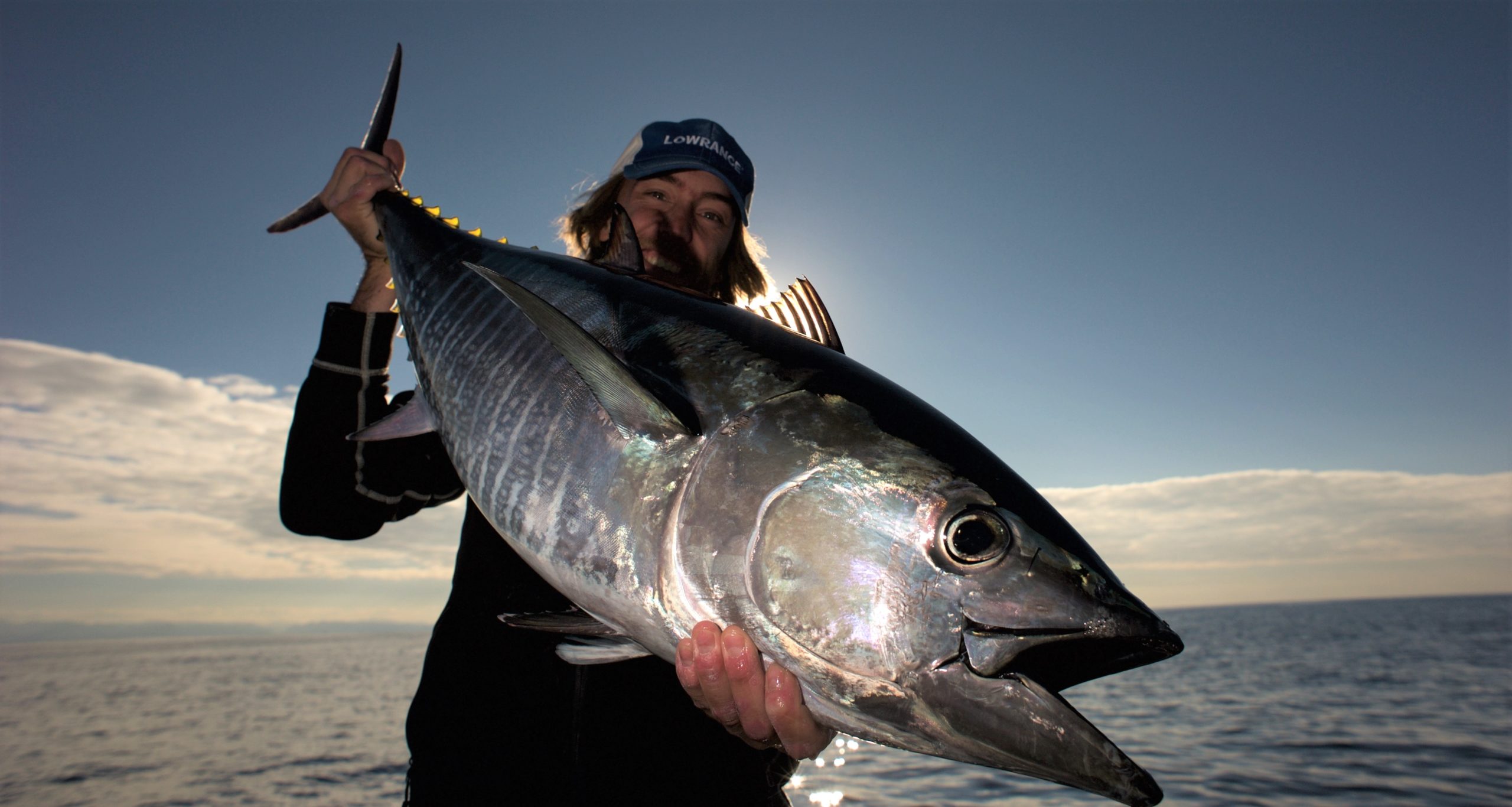 Un pêcheur attrape un poisson rouge de 30 kg